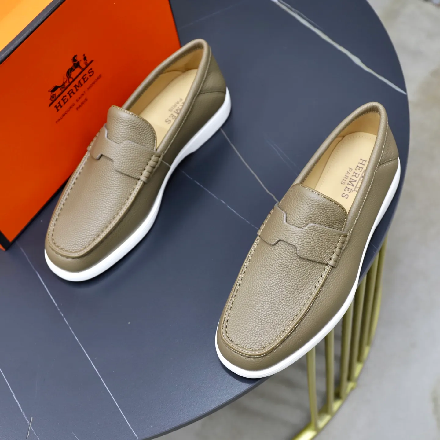 Ex-factory price: 560💰Hermès/Hermès slip-on men's shoes. This shoe is made of imported pebbled cowhide. It has simple and smooth lines and is combined with aerodynamically designed 3CM rubber foam ultra-light soles! Youthful and fashionable, classic H-shaped hardware buckle decoration, calf lining gently wraps the feet, with logo cowhide feet, casual and urban style, highlighting youthful vitality, sports and leisure version, super versatile, code number: 38-39-40-41-42-43-44 standard leather shoe size (45 can be customized but does not support returns)